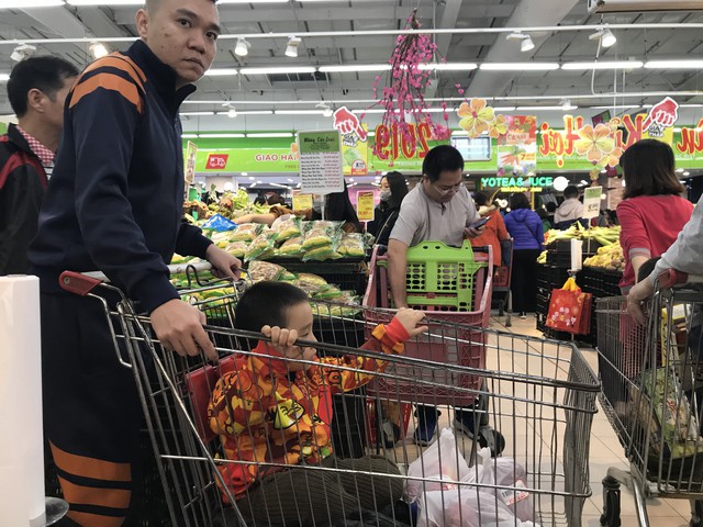 22h, các ông bố vẫn chật vật ôm con đứng khắp siêu thị - Ảnh 10. 22h, các ông bố vẫn chật vật ôm con đứng khắp siêu thị - Ảnh 10.