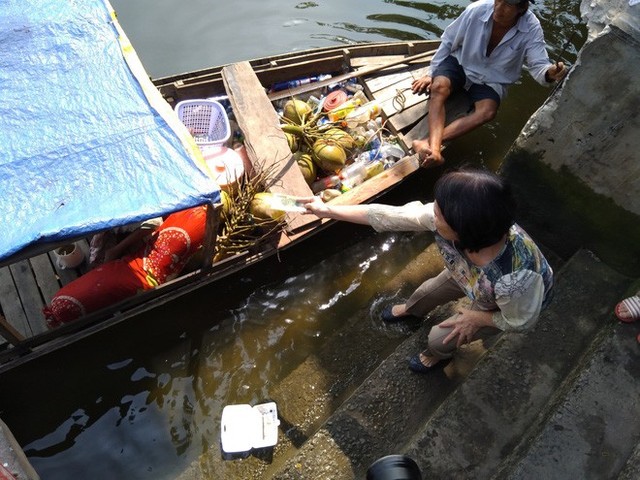 Tận mắt rùa bị chích điện bắt lại khi vừa được thả, dân phải chi tiền để cá được phóng sinh - Ảnh 9.