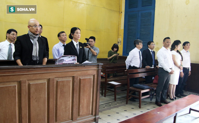  [ẢNH]: Ông Đặng Lê Nguyên Vũ và vợ không một lần ngoảnh mặt nhìn nhau tại phiên tòa xử ly hôn - Ảnh 2.