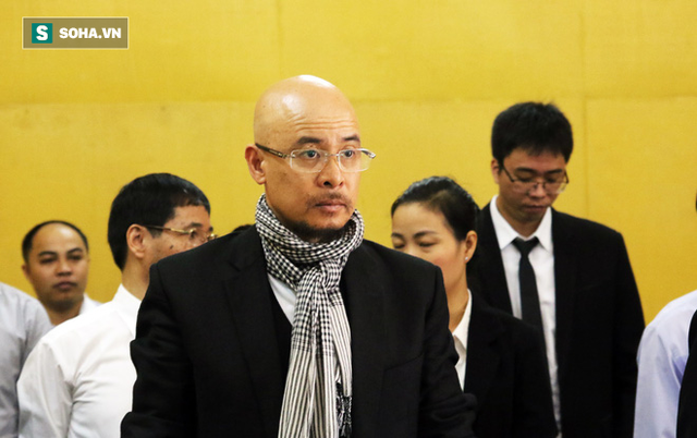  [ẢNH]: Ông Đặng Lê Nguyên Vũ và vợ không một lần ngoảnh mặt nhìn nhau tại phiên tòa xử ly hôn - Ảnh 3.