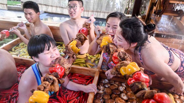 Bồn tắm lẩu người độc đáo ở Trung Quốc - Ảnh 3.