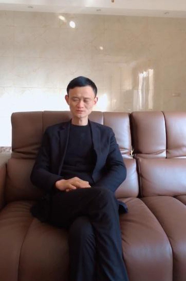 Ông chủ hàng tạp hoá bỗng dưng nổi đình đám với hơn 1 triệu fan trên MXH vì quá giống Jack Ma - Ảnh 2.