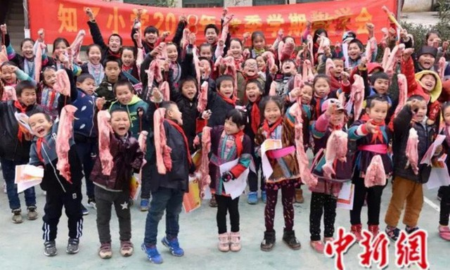 Các trường học Trung Quốc thi nhau tặng thịt lợn, chân giò cho học sinh xuất sắc để ăn Tết Kỷ Hợi - Ảnh 1.
