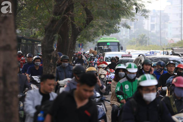 Hà Nội: Người dân bắt đầu ùn ùn rời khỏi Thủ đô về quê nghỉ Tết Nguyên đán 2019 - Ảnh 1.