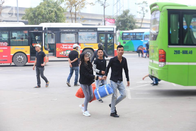 Hà Nội: Người dân bắt đầu ùn ùn rời khỏi Thủ đô về quê nghỉ Tết Nguyên đán 2019 - Ảnh 11.