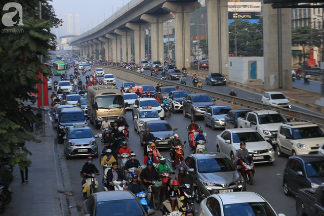 Hà Nội: Người dân bắt đầu ùn ùn rời khỏi Thủ đô về quê nghỉ Tết Nguyên đán 2019 - Ảnh 4.