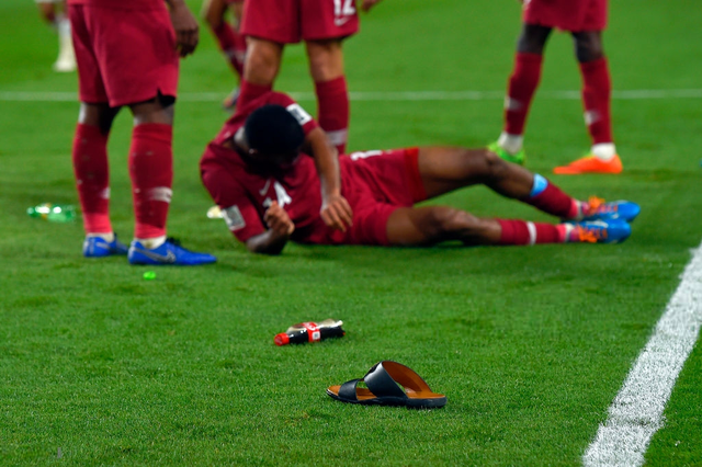 Đội tuyển thua nhục nhã, CĐV nước chủ nhà UAE còn để lại hình ảnh vô cùng xấu xí - Ảnh 5.