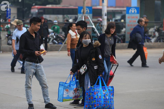 Hà Nội: Người dân bắt đầu ùn ùn rời khỏi Thủ đô về quê nghỉ Tết Nguyên đán 2019 - Ảnh 6.