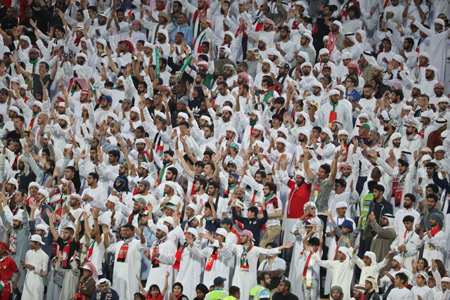 Đội tuyển thua nhục nhã, CĐV nước chủ nhà UAE còn để lại hình ảnh vô cùng xấu xí - Ảnh 8.
