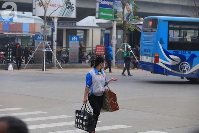 Hà Nội: Người dân bắt đầu ùn ùn rời khỏi Thủ đô về quê nghỉ Tết Nguyên đán 2019 - Ảnh 8.
