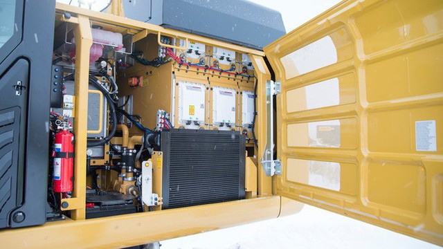 Chiếc máy xúc chạy hoàn toàn bằng điện này có cục pin nặng 3,4 tấn, hoạt động 7 tiếng mỗi lần sạc - Ảnh 1.