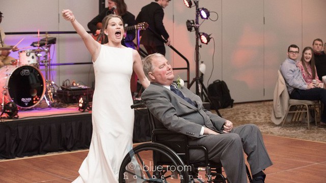 Khoảnh khắc cô dâu nắm tay bố ngồi xe lăn khiêu vũ lần cuối cùng khiến nhiều người rơi lệ - Ảnh 4.
