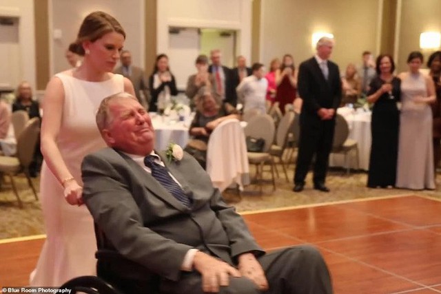 Khoảnh khắc cô dâu nắm tay bố ngồi xe lăn khiêu vũ lần cuối cùng khiến nhiều người rơi lệ - Ảnh 6.