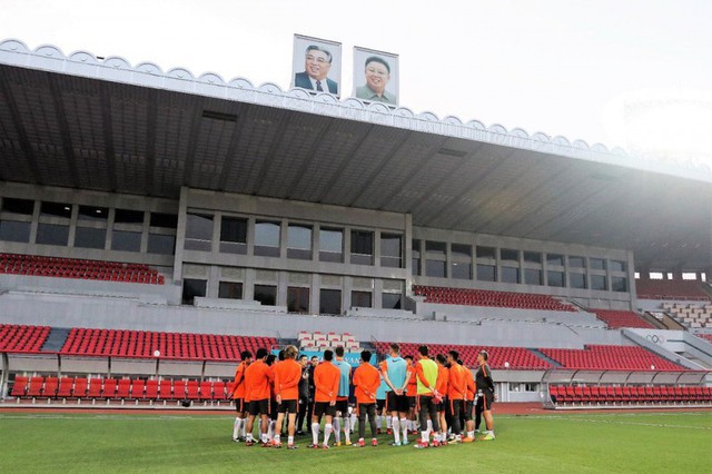 Ảnh: Hà Nội FC thi đấu trên sân bóng đặc biệt ở Bình Nhưỡng - Ảnh 5.