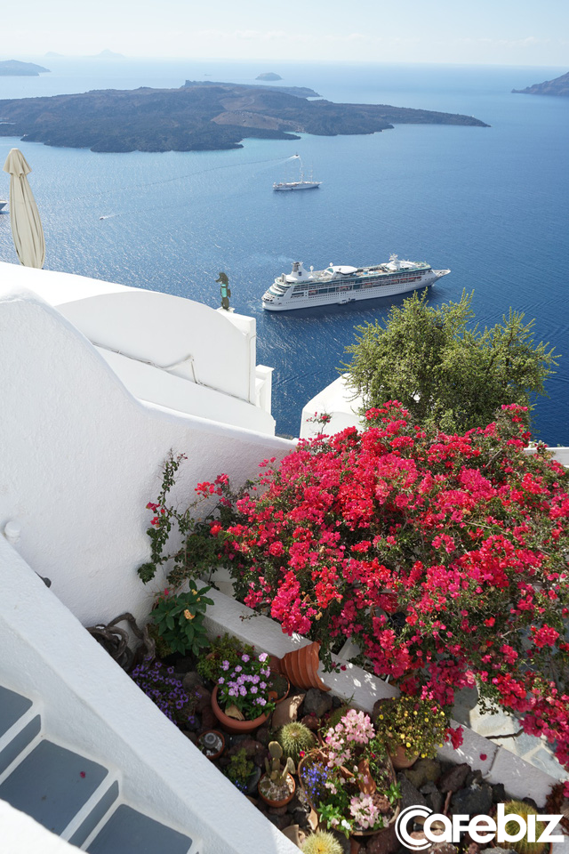 Không như tòa bê tông Panorama ở Mã Pì Lèng, quần thể nhà Santorini khoét sâu vào núi nhưng vẫn ‘thuận tự nhiên’ vì dùng gỗ đá có sẵn, tất cả nhờ thiên nhiên mà tồn tại! - Ảnh 5.