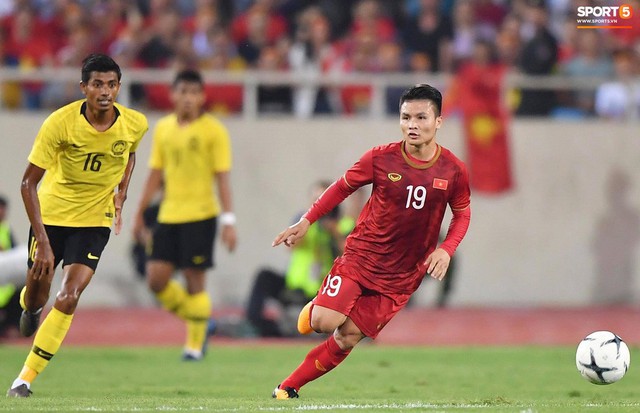 Chiêm ngưỡng siêu phẩm ngả bàn đèn khó tin của Quang Hải trong trận đấu Việt Nam vs Malaysia - Ảnh 1.