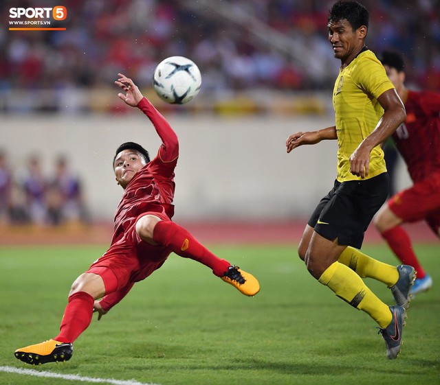 Chiêm ngưỡng siêu phẩm ngả bàn đèn khó tin của Quang Hải trong trận đấu Việt Nam vs Malaysia - Ảnh 2.