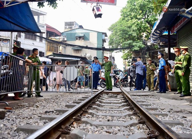 Hà Nội: Phố cà phê đường tàu vắng hoe ngày chính thức bị đóng cửa - Ảnh 3.