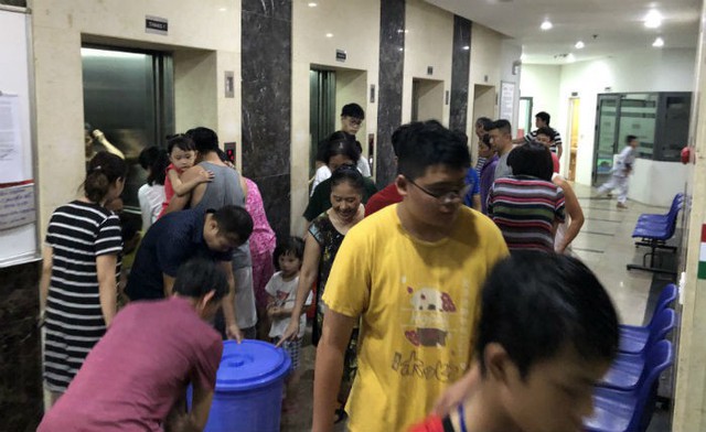 Đến giờ cơm tối, dân Hà Nội xếp hàng dài hứng nước nấu ăn - Ảnh 5.