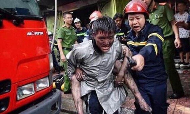 Hình ảnh xúc động: Được chiến sĩ PCCC cõng khỏi đám cháy, chàng trai đã đến gặp gỡ và gửi lời cảm ơn tới các ân nhân - Ảnh 6.