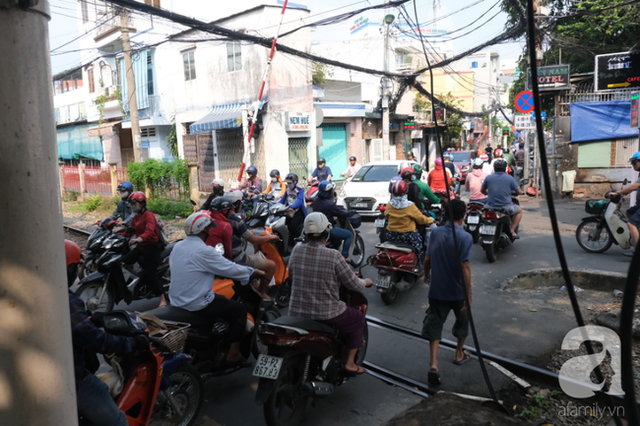 Phố đường Tàu ở Sài Gòn: Hàng rào kiên cố, người dân vui vẻ... trồng rau, nuôi gà, chụp hình sống ảo - Ảnh 1.