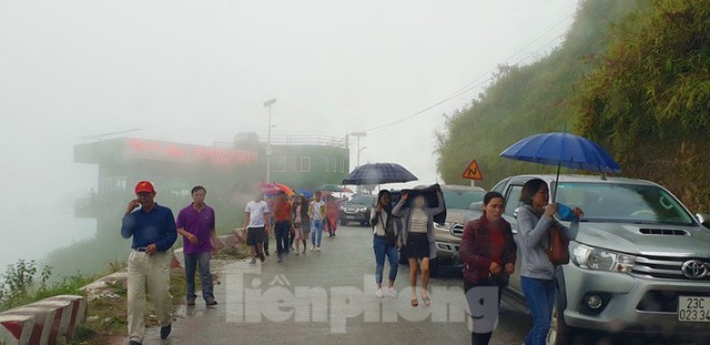 Du khách chen chân check in ở Panorama Mã Pì Lèng giữa ồn ào sai phạm - Ảnh 2.