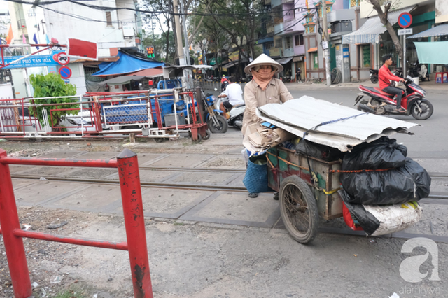 Phố đường Tàu ở Sài Gòn: Hàng rào kiên cố, người dân vui vẻ... trồng rau, nuôi gà, chụp hình sống ảo - Ảnh 11.