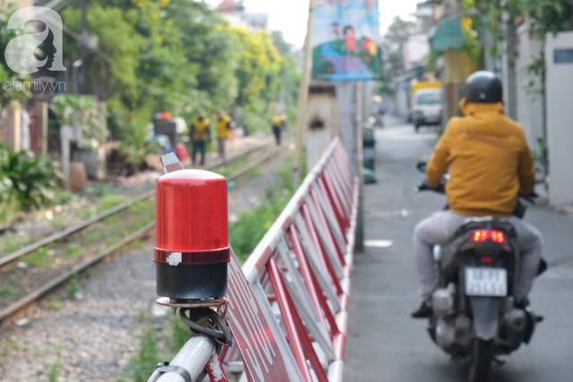 Phố đường Tàu ở Sài Gòn: Hàng rào kiên cố, người dân vui vẻ... trồng rau, nuôi gà, chụp hình sống ảo - Ảnh 3.