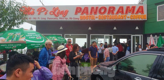 Du khách chen chân check in ở Panorama Mã Pì Lèng giữa ồn ào sai phạm - Ảnh 5.