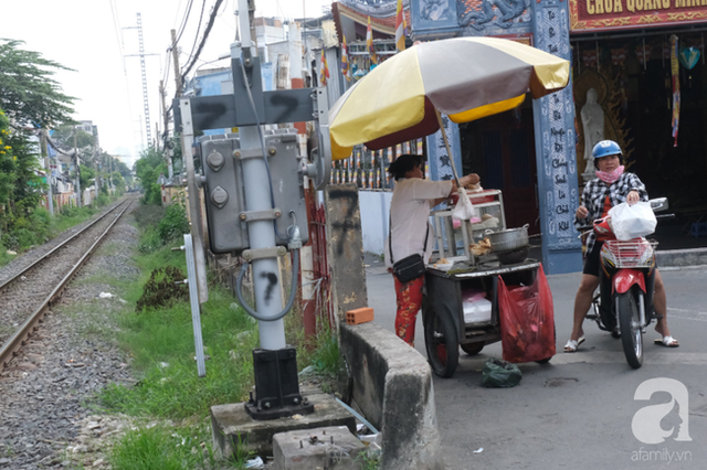 Phố đường Tàu ở Sài Gòn: Hàng rào kiên cố, người dân vui vẻ... trồng rau, nuôi gà, chụp hình sống ảo - Ảnh 6.