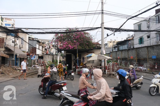 Phố đường Tàu ở Sài Gòn: Hàng rào kiên cố, người dân vui vẻ... trồng rau, nuôi gà, chụp hình sống ảo - Ảnh 8.