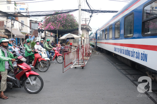 Phố đường Tàu ở Sài Gòn: Hàng rào kiên cố, người dân vui vẻ... trồng rau, nuôi gà, chụp hình sống ảo - Ảnh 9.