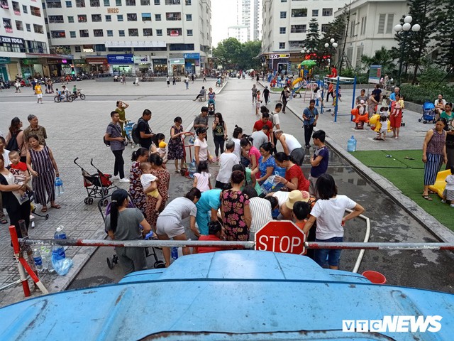 Cư dân khu đô thị Linh Đàm bị tiêu chảy, bệnh ngoài da nghi do dùng nước máy nhiễm dầu - Ảnh 2.
