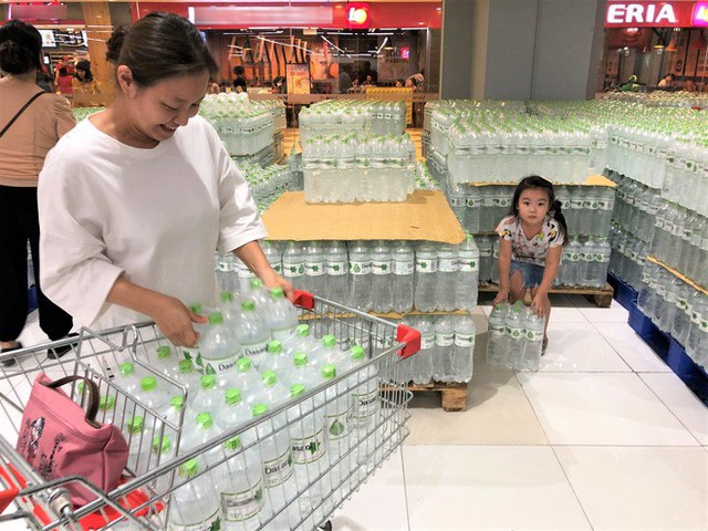  Cảnh tượng chưa từng thấy ở siêu thị Hà Nội sau tin nhà máy nước sông Đà cắt nước - Ảnh 2.
