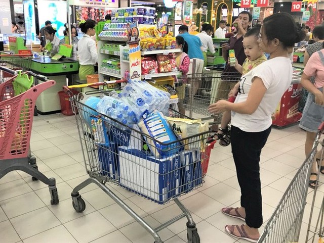  Cảnh tượng chưa từng thấy ở siêu thị Hà Nội sau tin nhà máy nước sông Đà cắt nước - Ảnh 6.