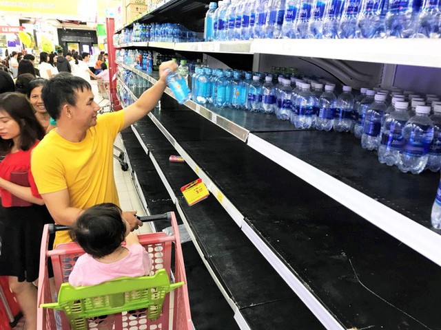  Cảnh tượng chưa từng thấy ở siêu thị Hà Nội sau tin nhà máy nước sông Đà cắt nước - Ảnh 7.