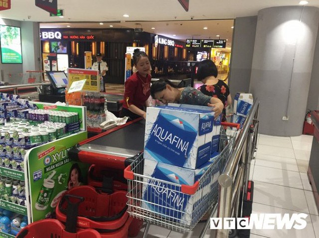 Nước sạch được cấp lại, dân vẫn kéo đi mua nước đóng chai về dùng - Ảnh 1. Nước sạch được cấp lại, dân vẫn kéo đi mua nước đóng chai về dùng - Ảnh 1.