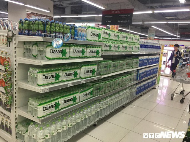 Nước sạch được cấp lại, dân vẫn kéo đi mua nước đóng chai về dùng - Ảnh 2. Nước sạch được cấp lại, dân vẫn kéo đi mua nước đóng chai về dùng - Ảnh 2.