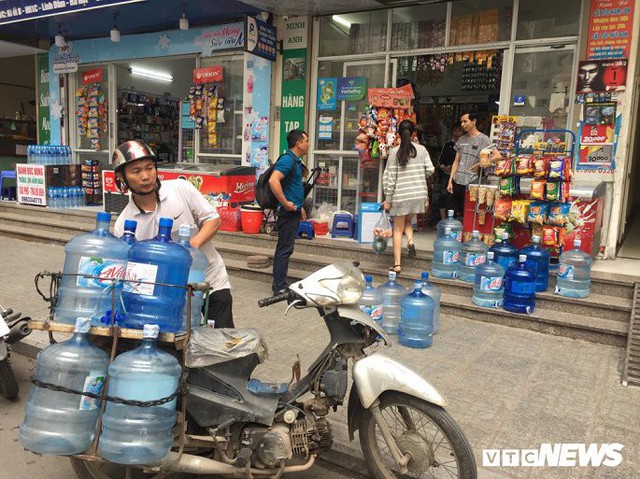 Nước sạch được cấp lại, dân vẫn kéo đi mua nước đóng chai về dùng - Ảnh 11. Nước sạch được cấp lại, dân vẫn kéo đi mua nước đóng chai về dùng - Ảnh 11.