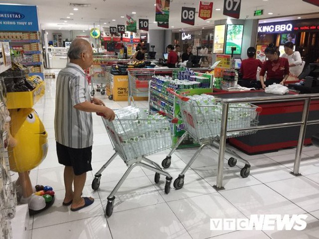 Nước sạch được cấp lại, dân vẫn kéo đi mua nước đóng chai về dùng - Ảnh 5. Nước sạch được cấp lại, dân vẫn kéo đi mua nước đóng chai về dùng - Ảnh 5.