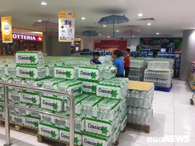 Nước sạch được cấp lại, dân vẫn kéo đi mua nước đóng chai về dùng - Ảnh 6. Nước sạch được cấp lại, dân vẫn kéo đi mua nước đóng chai về dùng - Ảnh 6.