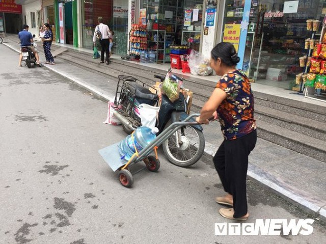 Nước sạch được cấp lại, dân vẫn kéo đi mua nước đóng chai về dùng - Ảnh 9.