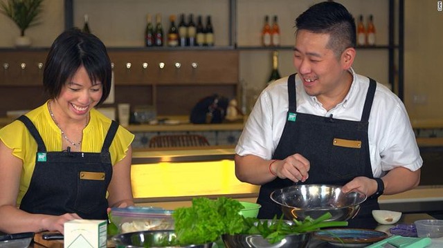 Nữ đầu bếp khiếm thị gốc Việt đầu tiên trở thành Quán quân Master Chef: Học nấu ăn vì nhớ món ngon mẹ làm, mở nhà hàng ‘vĩ đại nhất mọi thời đại’ ngay trên đất Mỹ  - Ảnh 6.