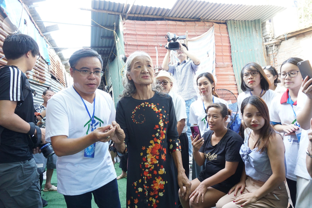 Nụ cười hạnh phúc của những người phụ nữ sống ở khu ổ chuột Hà Nội khi nhận món quà đặc biệt Ngày 20/10 - Ảnh 12.