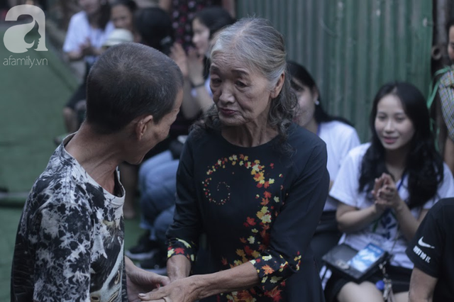 Nụ cười hạnh phúc của những người phụ nữ sống ở khu ổ chuột Hà Nội khi nhận món quà đặc biệt Ngày 20/10 - Ảnh 13.