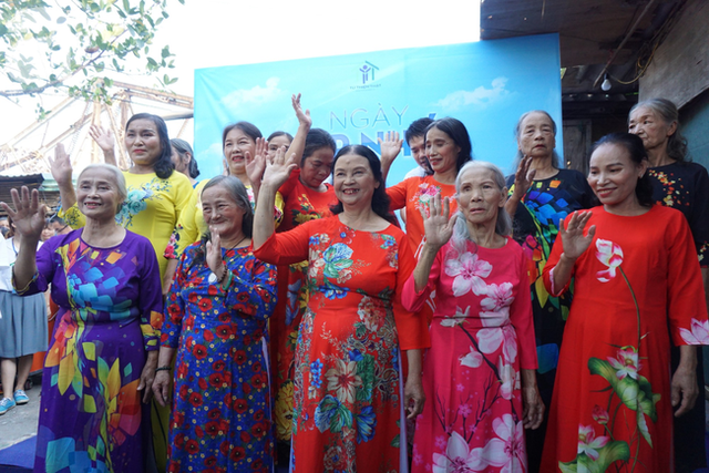 Nụ cười hạnh phúc của những người phụ nữ sống ở khu ổ chuột Hà Nội khi nhận món quà đặc biệt Ngày 20/10 - Ảnh 17.