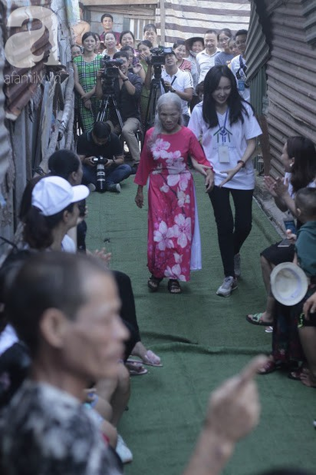 Nụ cười hạnh phúc của những người phụ nữ sống ở khu ổ chuột Hà Nội khi nhận món quà đặc biệt Ngày 20/10 - Ảnh 7.