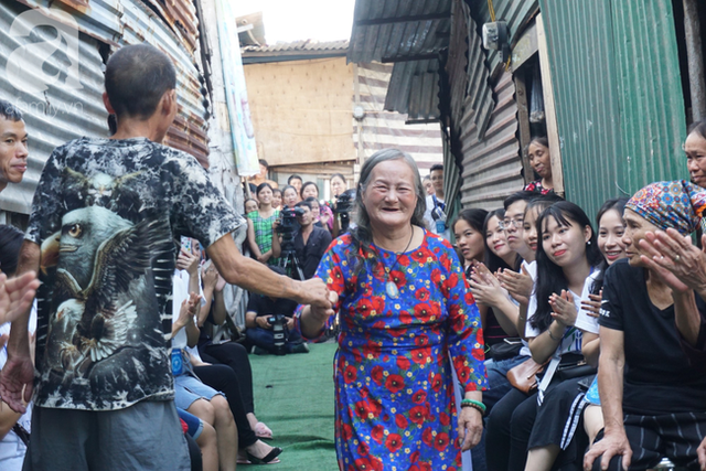 Nụ cười hạnh phúc của những người phụ nữ sống ở khu ổ chuột Hà Nội khi nhận món quà đặc biệt Ngày 20/10 - Ảnh 9.