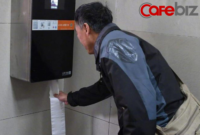 Người dân Trung Quốc: Buồn hơn bị cắt nước là đi WC phải quét gương mặt để nhận 90cm giấy, quét lần 2 trong vòng 10 phút sẽ ‘nhịn’ dùng giấy luôn! - Ảnh 1.