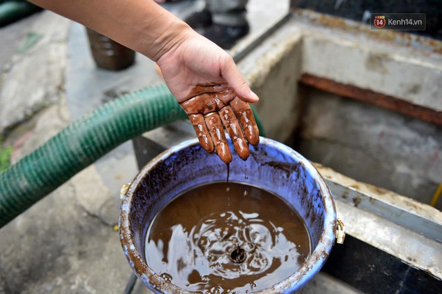 Ảnh: Dầu lắng cặn, bốc mùi nồng nặc khi thau rửa bể nước tại khu đô thị Hà Nội sau sự cố ô nhiễm nước sông Đà - Ảnh 12.